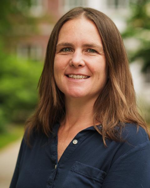 Amy Papineau headshot